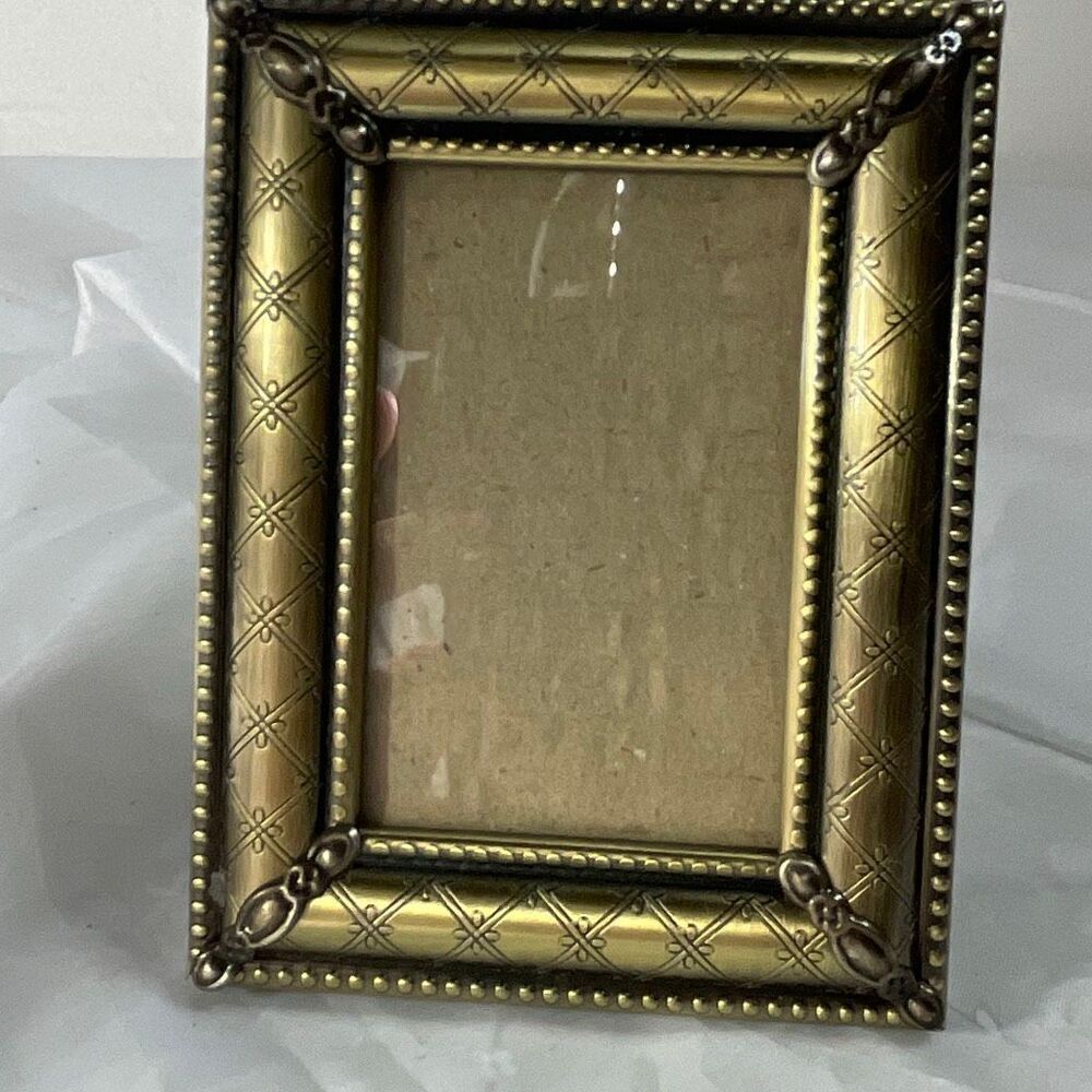 VTG ornate cushion beaded edge small picture frame.